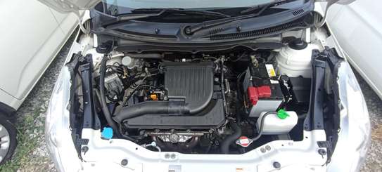Suzuki swift white 2017 image 3