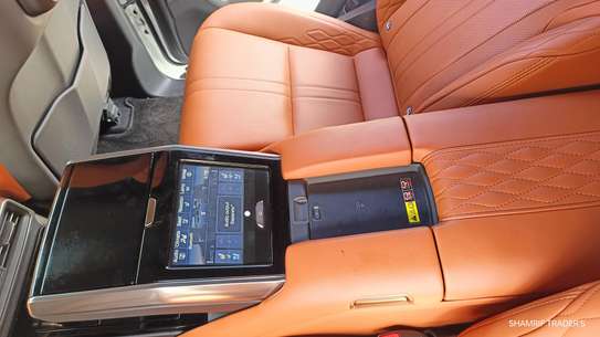 Lexus LX600 VVIP Class 2023 image 10