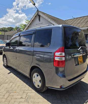 Toyota Noah image 2
