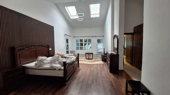 5 Bed House with En Suite in Runda image 3