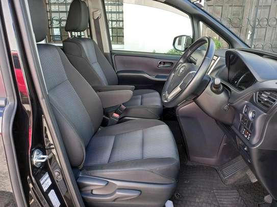 Toyota Voxy G package image 10