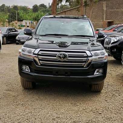 2016 Toyota land cruiser ZX V8 PETROL in Nairobi image 3
