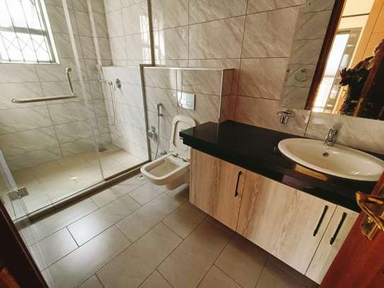 6 Bed Townhouse with En Suite in Kyuna image 20