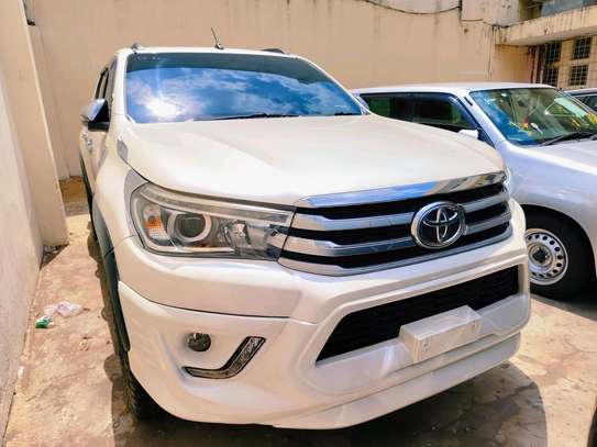 Toyota Hilux double cabin white 2017 diesel image 1