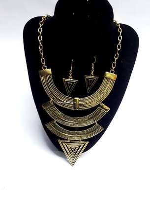 Womens Gold Tone Triangular jewelry set image 3