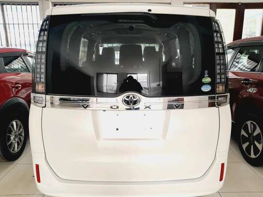 Toyota voxy 7 seater 2016 white image 9