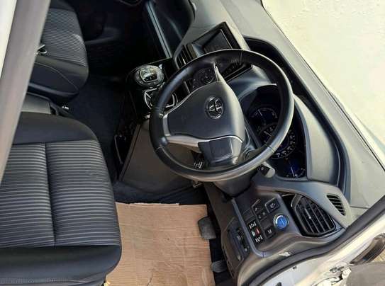 TOYOTA NOAH MINIVAN image 7