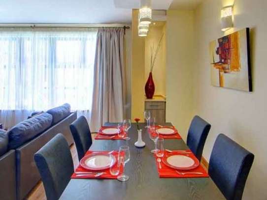 Serviced 2 Bed Apartment with En Suite in Hurlingham image 6