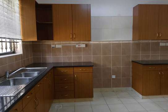3 Bed Apartment with En Suite in Kilimani image 8