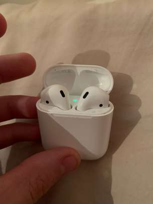 APPLE AirPods with Charging Case (2nd generation) image 3