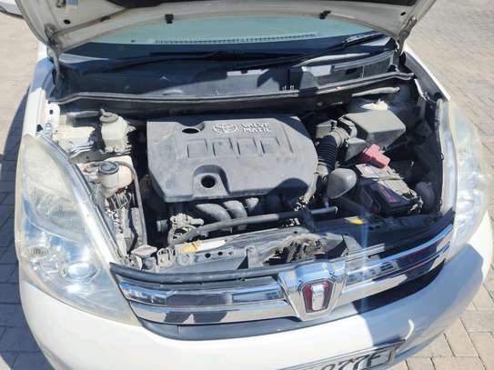 Toyota isis 2015model image 8