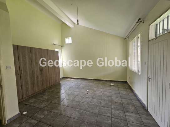 4 Bed House with En Suite in Nyari image 3