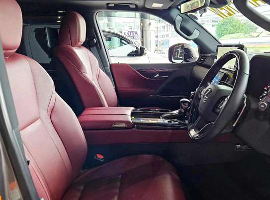 Lexus LX600 Grey 2024 image 5