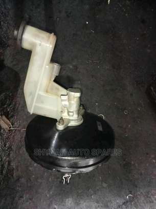 Brake master  cylinder  and  booster  toyota  ractis image 1
