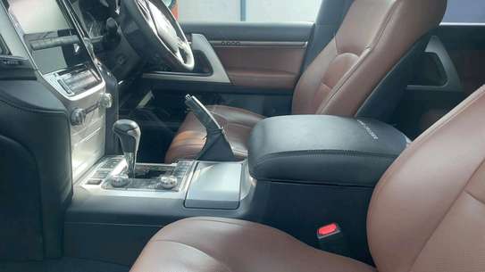 LANDCRUISER V8 PETROL SUNROOF image 2