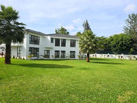 5 Bed House with En Suite in Runda image 1