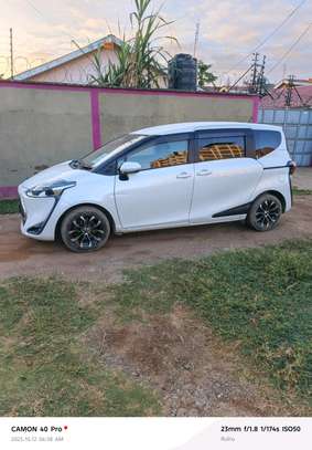 Toyota sienta 2018 image 2