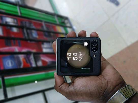 Samsung Z Flip 5 image 4