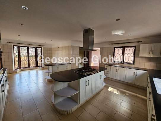 5 Bed House with En Suite in Gigiri image 14