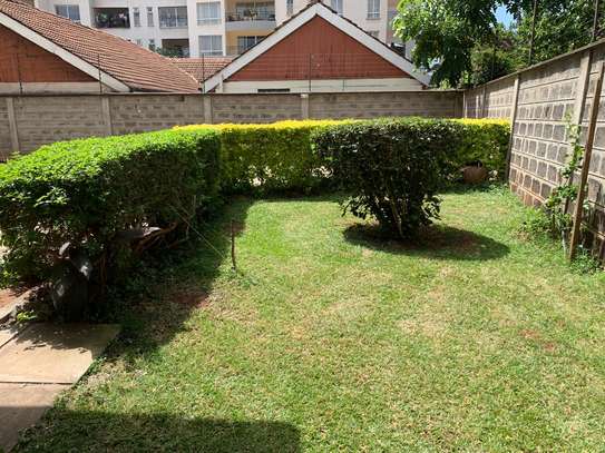5 bedroom townhouse all ensuite with a Dsq available image 3