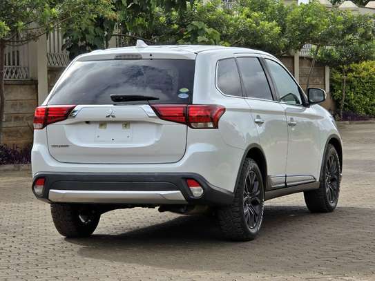 MITSUBISHI OUTLANDER image 3