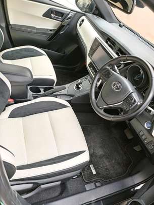 Toyota Auris hybrid image 1