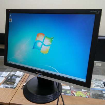 refubrished 22 inch wide monitor with a high resolution image 2