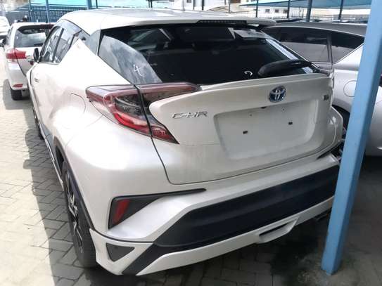 Toyota CH-R pearl white image 9