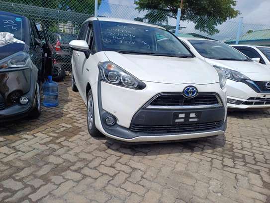 Toyota sienta hybrid image 9