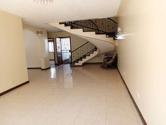 4 Bed Townhouse with En Suite in Kyuna image 1