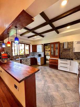 6 Bed House with En Suite in Ridgeways image 25