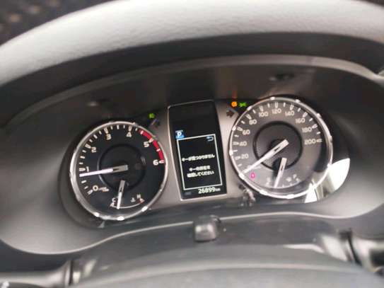 Toyota Hilux Double cabin Silver 2018 image 10