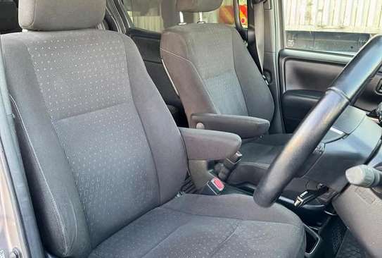 TOYOTA NOAH image 4