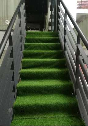 Staircase well fitted artificial grass carpet image 1