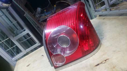 Avensis taillight image 3