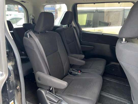 Toyota Voxy  hybrid 2018 2wd image 6