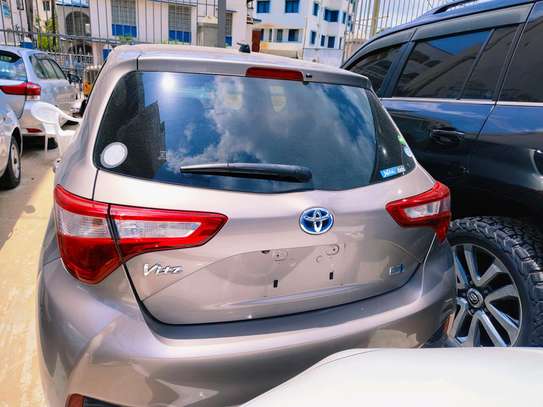 Toyota Vitz hybrid 2018 2wd image 2