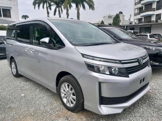 Toyota Voxy silver 2016 2wd image 2