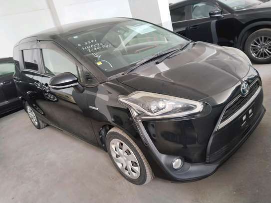 Toyota Sienta hybrid black colour on sale image 4