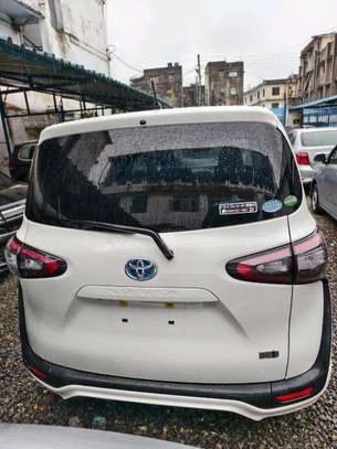 Toyota. Sienta hybrid white image 2