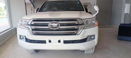 Toyota land Cruiser V8 Zx Sunroof White 2018 image 27