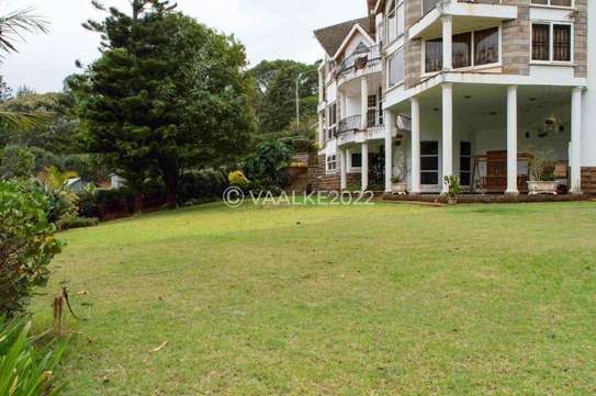 5 Bed Villa with En Suite in Nyari image 5