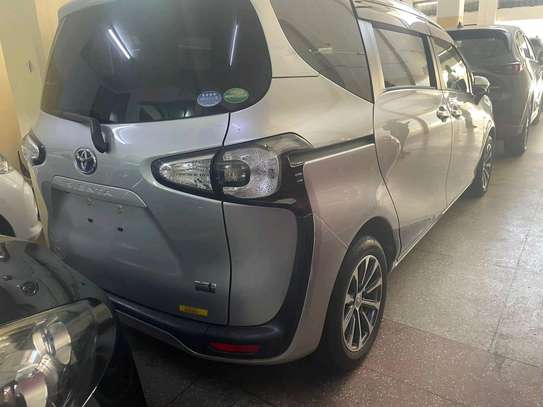 Toyota sienta hybrid image 2