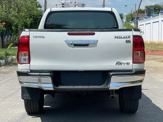Toyota Hilux Double cab image 2