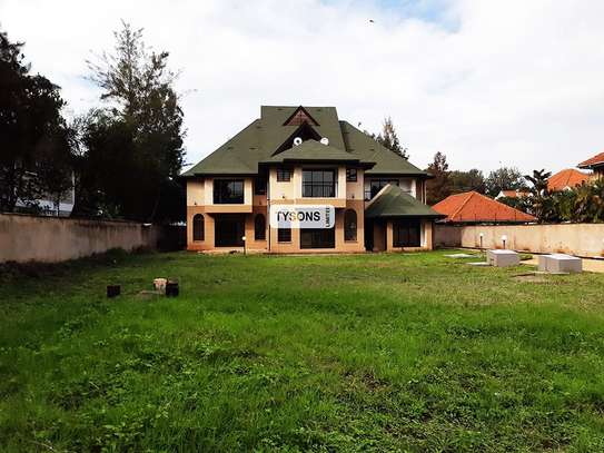 7 Bed House with En Suite in Runda image 2