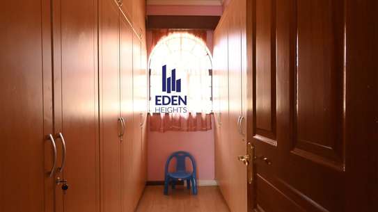 5 Bed Townhouse with En Suite in General Mathenge image 10