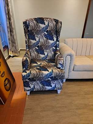 Beautiful Gently used 5 seater sofa with 2 accent seats image 3