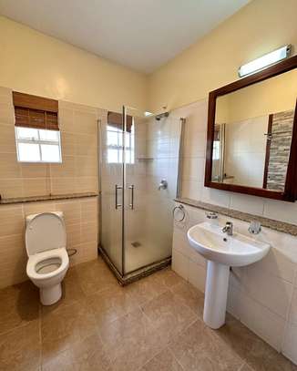 Grand 5 Bedrooms Villas Luxurious In Karen image 10