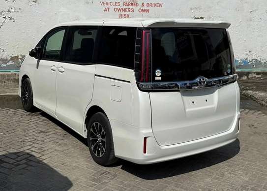 TOYOTA NOAH image 4