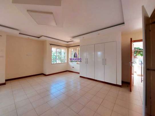 5 Bed House with En Suite at Runda Rd image 17